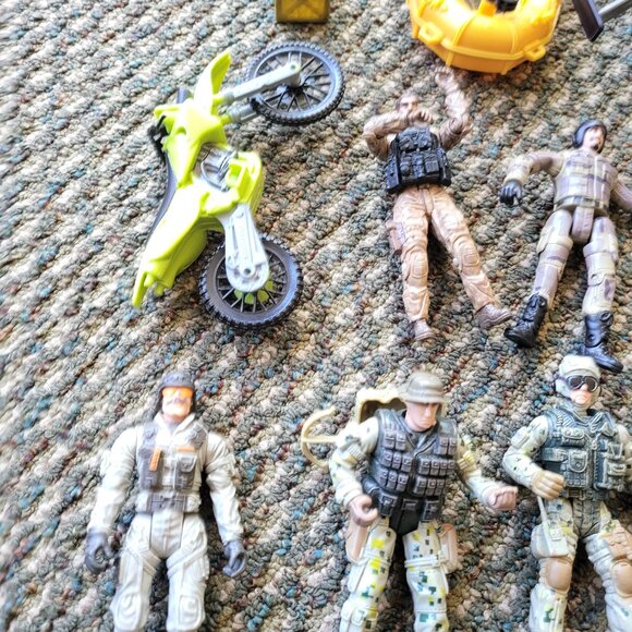 Military Army Soldier Action Figures Large Lot x 9 With Boat Moto Accessories T7 - Picture 6 of 7